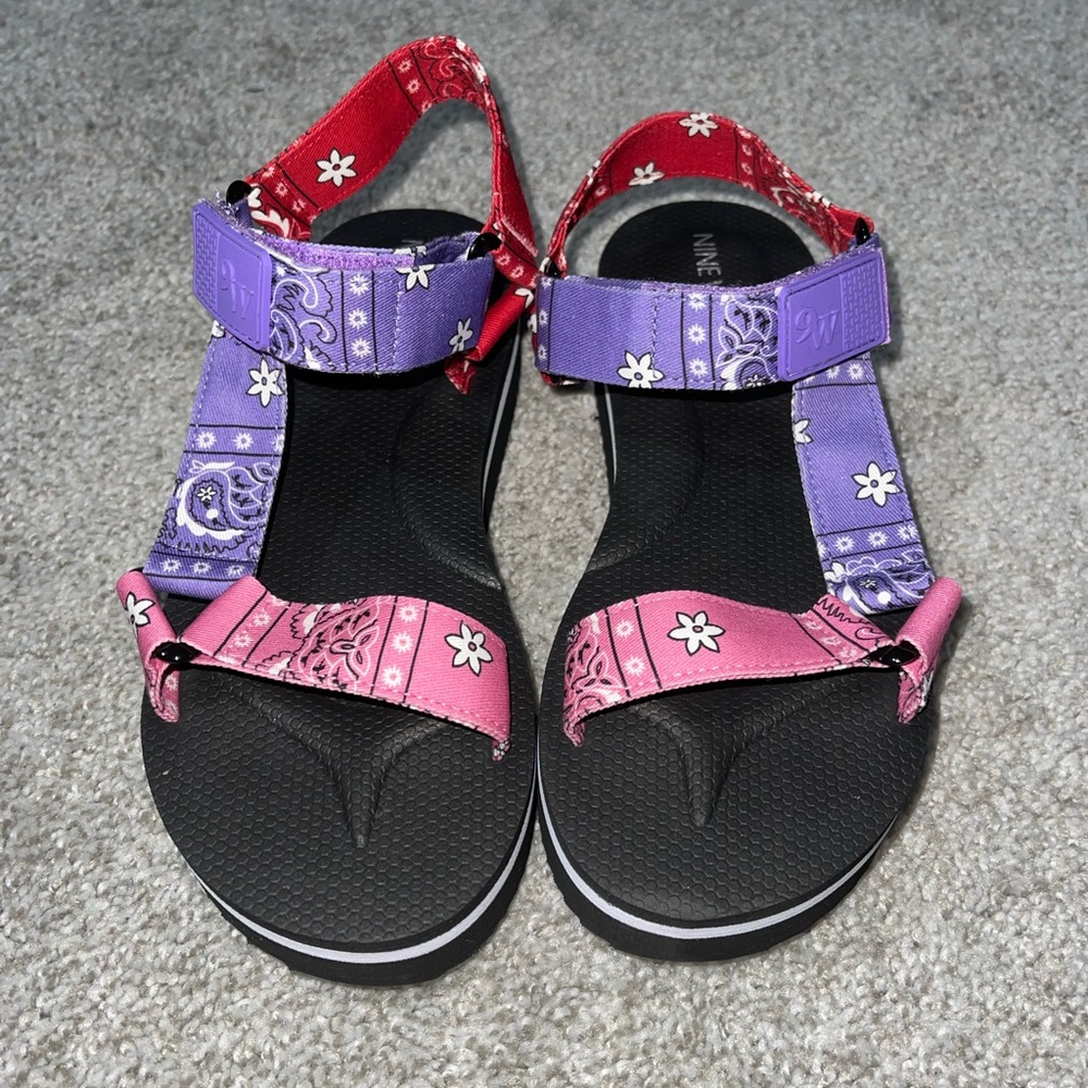 Nine West camping platform sandal (size 7) never worn